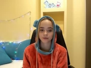 molly_ptv is 18 years old. Speaks English. Lives in Russia