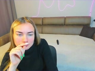lolabunnylive is 21 years old. Speaks english, . Lives in 